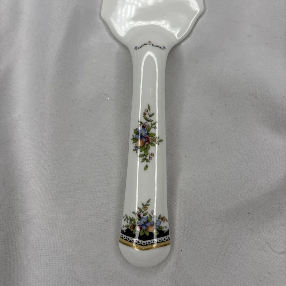 Mikasa Heritage CHRISTMAS STORY Ceramic‎ Pie Cake Server White Holiday